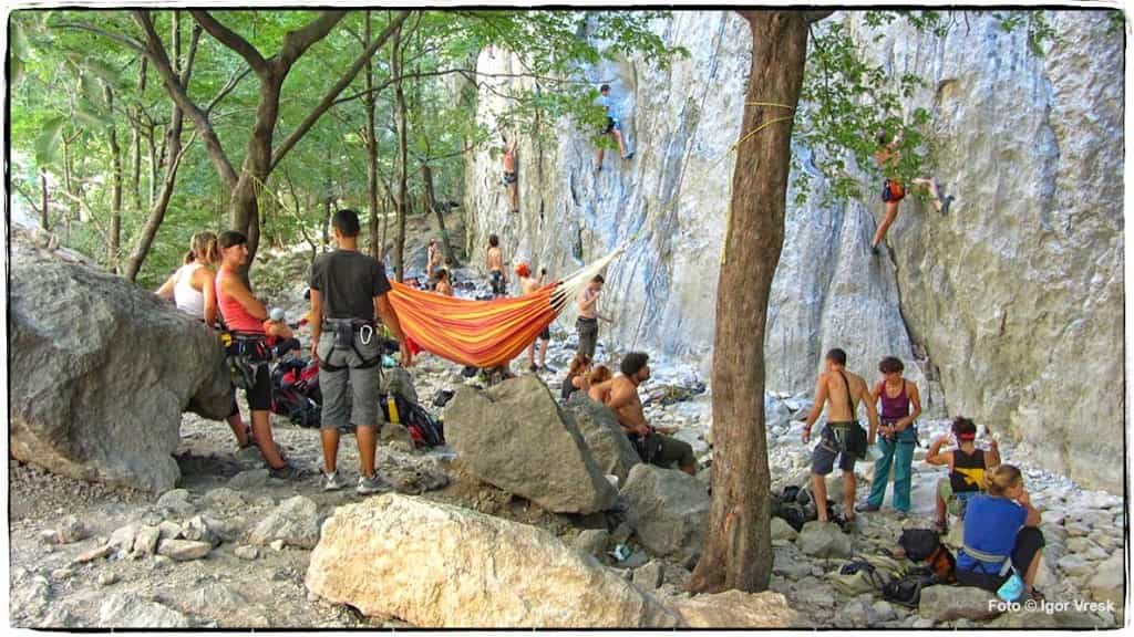 Penjači u hladovini podno stijene Anića kuka