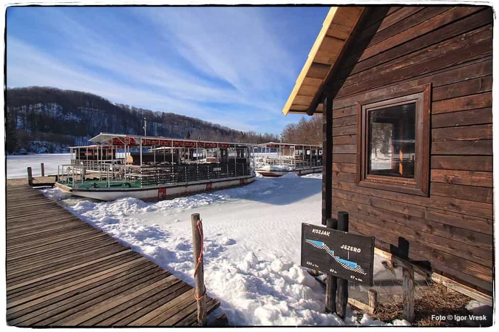 Jezero Kozjak je smrznuto po zimi 