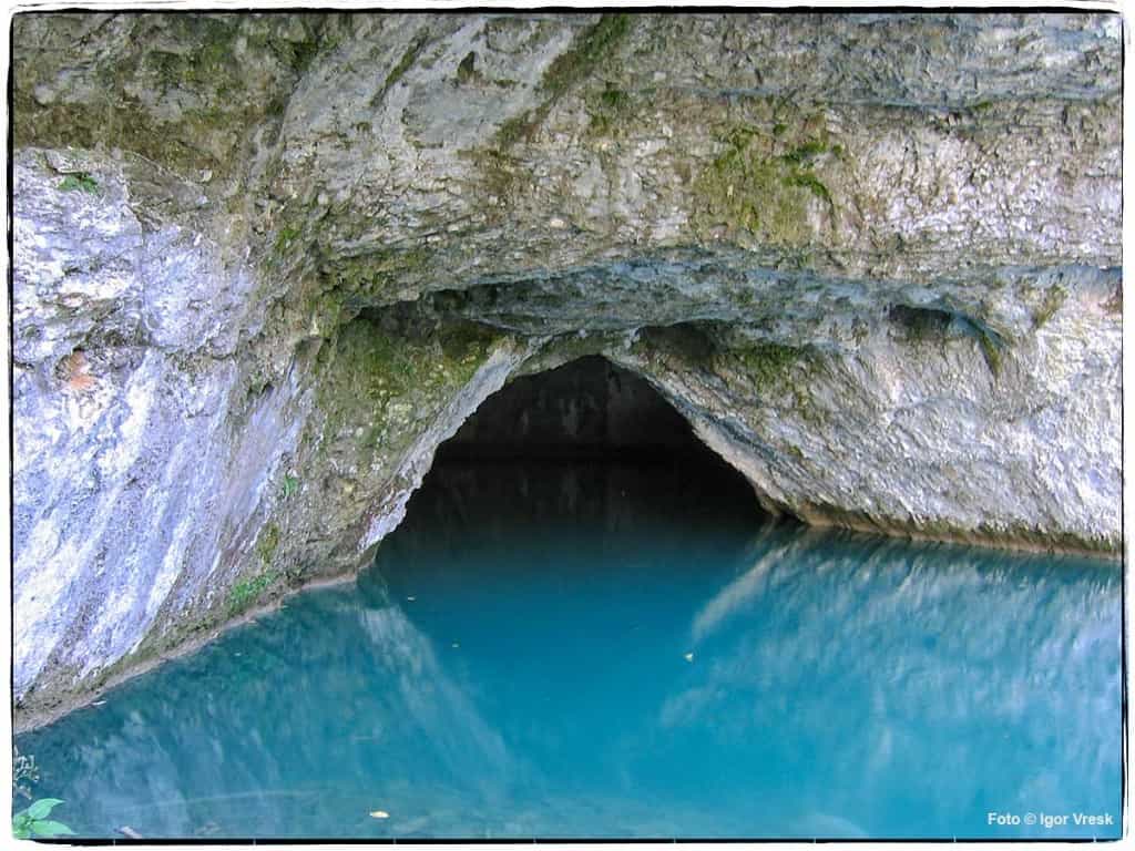 Jedna od špilja na jezeru